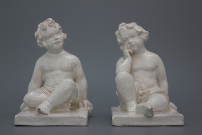 Paar boekensteunen in wit aardewerk, in de vorm van zittende jongens, Geo Martel, D&egrave;svres, vroeg 20e eeuw