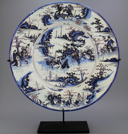 Plat impressionant en fa&iuml;ence, France Nevers, bleu et mangan&egrave;se &agrave; la chinoiserie, 17e