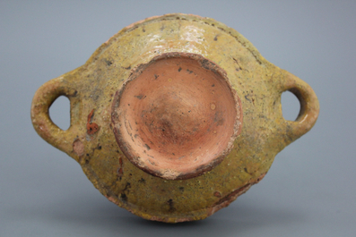 Pot &agrave; boullie en terre glaise, Pays-Bas, avec figure, dat&eacute; 1608