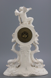 Grote monochroom witte klok, vermoedelijk Brussels aardewerk, einde 18e-begin 19e eeuw