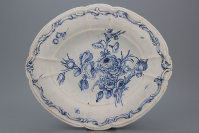 Grand plat oval moul&eacute; en relief, France, bleu et blanc, d&eacute;cor floral tr&egrave;s fin, 18e