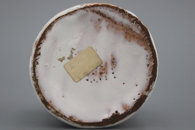 Bo&icirc;te &agrave; th&eacute; rond en fa&iuml;ence de Bruxelles, 18e