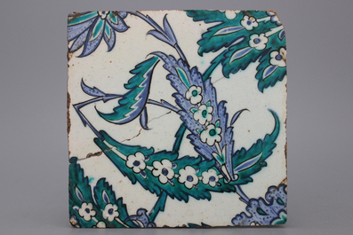 Un carreau carr&eacute; Iznik, bleu et vert, d&eacute;cor floral, 17e