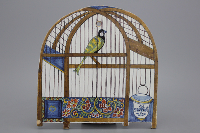 Plaque trompe l'oeil en forme de cage d'oiseau en fa&iuml;ence de Delft, polychrome, 18e