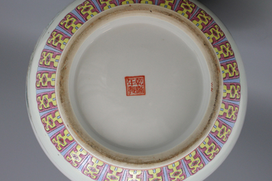 Grand vase de forme bouteille Tian qiu ping en porcelaine de Chine, famille rose, R&eacute;publique, 20e