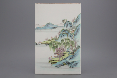 Mooie Chinese rechthoekige plaat met landschap, 19e-20e eeuw.
