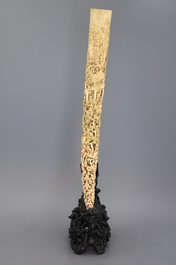 Impressionante d&eacute;fense en ivoire sculpt&eacute; avec support, Chine, 19e