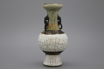 Vase chinois de forme bouteille en gla&ccedil;ure craquel&eacute;e avec anses en forme d'&eacute;l&eacute;phant, 19e