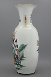 A fine Chinese porcelain vase with gilt handles, 19/20th C.