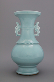 Vase de forme archa&iuml;que en porcelaine monochrome clair-de-lune, 19e-20e