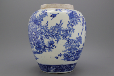 Vase en porcelaine d'Arita, d&eacute;cor bleu et blanc, Japon, 19e