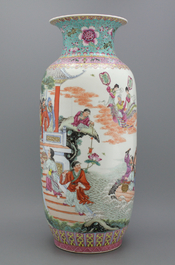 Bijzondere rouleau vaas in Chinees porselein, famille rose, Republiek, 20e eeuw