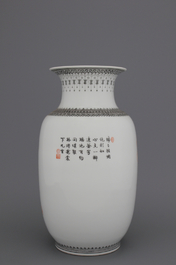 Vase  en porcelaine chinoise, famille rose, R&eacute;publique, 20e