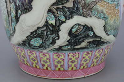 Important vase rouleau en porcelaine chinoise, famille rose, R&eacute;publique, 20e
