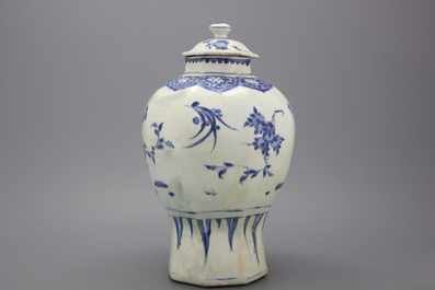 Vase chinois de la cargaison 'Hatcher' &agrave; d&eacute;cor de fleurs, p&eacute;riode Transition, 17e