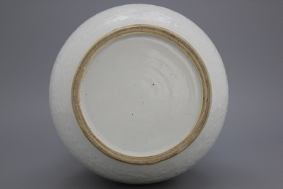 Vase hu en blanc de Chine &agrave; d&eacute;cor anhua, 18e-19e