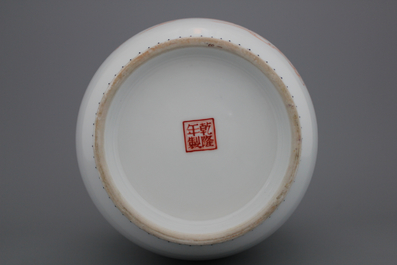 Vase  en porcelaine chinoise, famille rose, R&eacute;publique, 20e