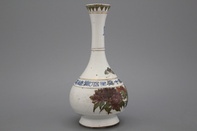 Chinees porseleinen flesvormig vaasje, 19e-20e eeuw