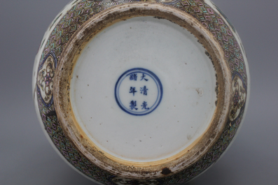 Prachtige Hu vaas in Chinees porselein met oren in de vorm van een olifant, famille rose, 19e eeuw