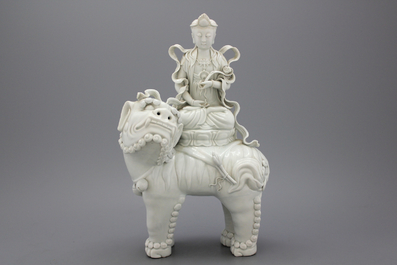 Zeer mooie Manjusri-figuur, gezeten op een leeuw, in porselein 'blanc-de-chine' van Dehua, begin-midden 20e eeuw.