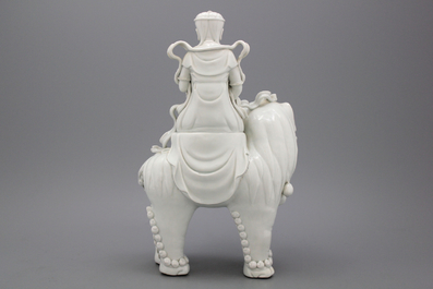 Tr&egrave;s fine figure de Manjusri, assise sur un lion, en porcelaine blanc-de-chine de Dehua, d&eacute;but-mi 20e