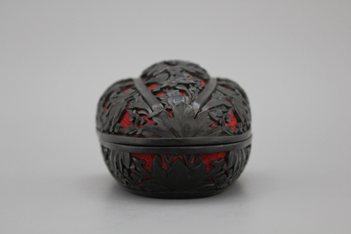 Boite en laque noir et rouge sculpt&eacute;e de Chine,19e-20e