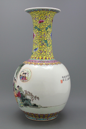 Grote flesvormige Tian qiu ping flesvormige vaas in Chinees porselein, famille rose, Republiek, 20e eeuw