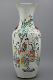 A fine Chinese porcelain vase with ladies, 19/20th C.