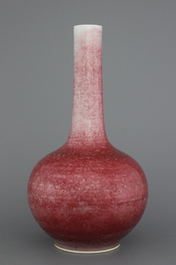 Flesvormige vaas in Chinees porselein met &quot;peach bloom&quot; glazuur, gemerkt Kangxi maar vermoedelijk later