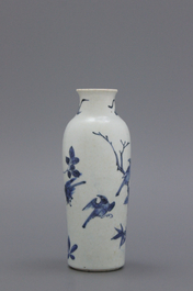 Vase rouleau en porcelaine de chine bleu et blanc, dynastie Ming