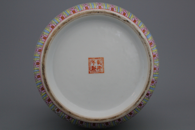 Paire de vases en porcelaine chinoise, famille rose, R&eacute;publique, 20e
