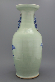 Grand vase tr&egrave;s fin &agrave; fond c&eacute;ladon en porcelaine chinoise, 19e