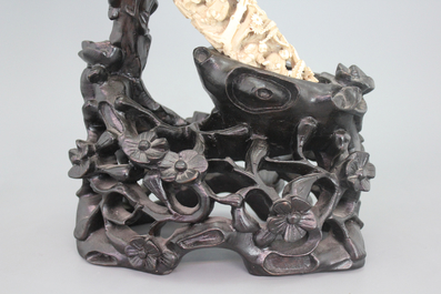 Impressionante d&eacute;fense en ivoire sculpt&eacute; avec support, Chine, 19e