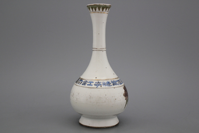 An unusual Chinese porcelain bottle vase, 19/20th C.