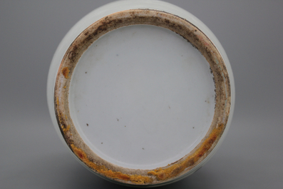 Vase tr&egrave;s fin avec anses dor&eacute;es en porclaine chinoise, 19e-20e