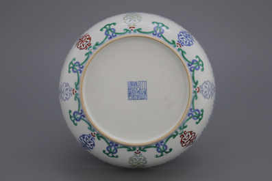 Assiette doucai en porcelaine de chine, marqu&eacute; Qianlong