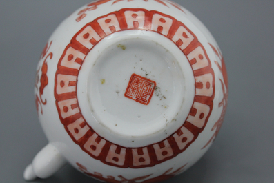 Une th&eacute;i&egrave;re et deux tasses en porcelaine chinoise, 19e