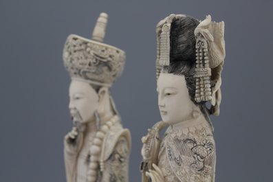 Chinees keizerlijk paar in gesculpteerd ivoor, 1e helft 20e eeuw.