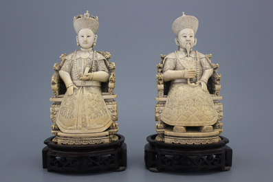 Paire d'emp&eacute;reurs chinois assis en ivoire sculpt&eacute;s, sign&eacute;s, 19e