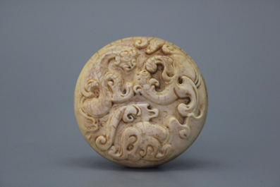 A Chinese archaic carved ivory round ink box, 18/19th C.