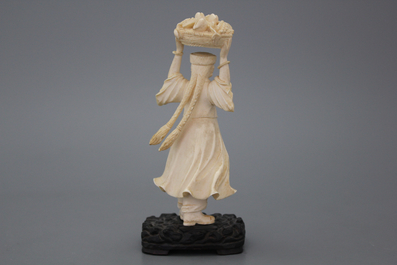 Een Chinees ivoren figuur van een meisje, Culturele Revolutie, 20e eeuw