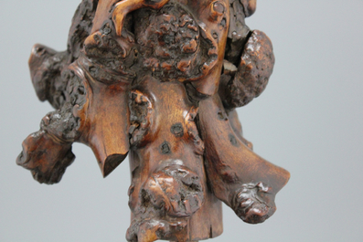 Une paire de figures d'immortels en bois de racine, 19e
