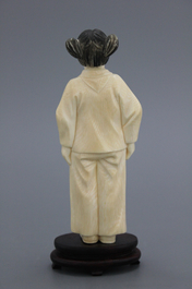 Une fille en ivoire sculpt&eacute;, Chine, R&eacute;volution Culturelle, 20e