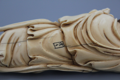 Sculpture en ivoire, Chine, d'une dame allong&eacute;e, 20e