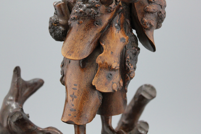 Een paar Chinese wortelhouten sculpturen van onsterfelijken, 19e 