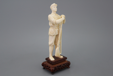 Figure en ivoire d'un soldat  avec fusille, R&eacute;volution Culturelle, 20e