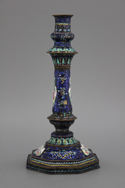 A Chinese Canton enamel candlestick, 18/19th C.