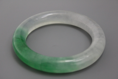 Set Chinese jade sieraden: twee armband en een broche
