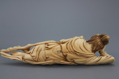 A Chinese ivory carved figure of a reclining lady, 20th C.