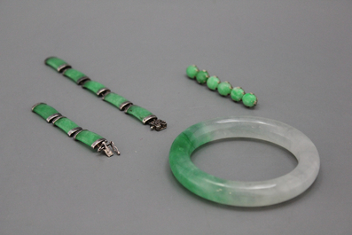 Set Chinese jade sieraden: twee armband en een broche